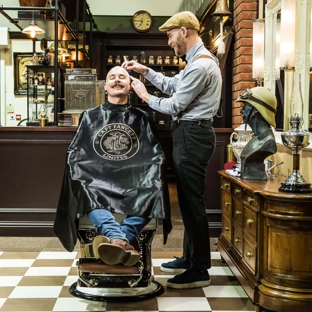 captain-fawcett-barbers-cape-mantella-da-barbiere-in-satin-con-chiusura-a-botton image 1