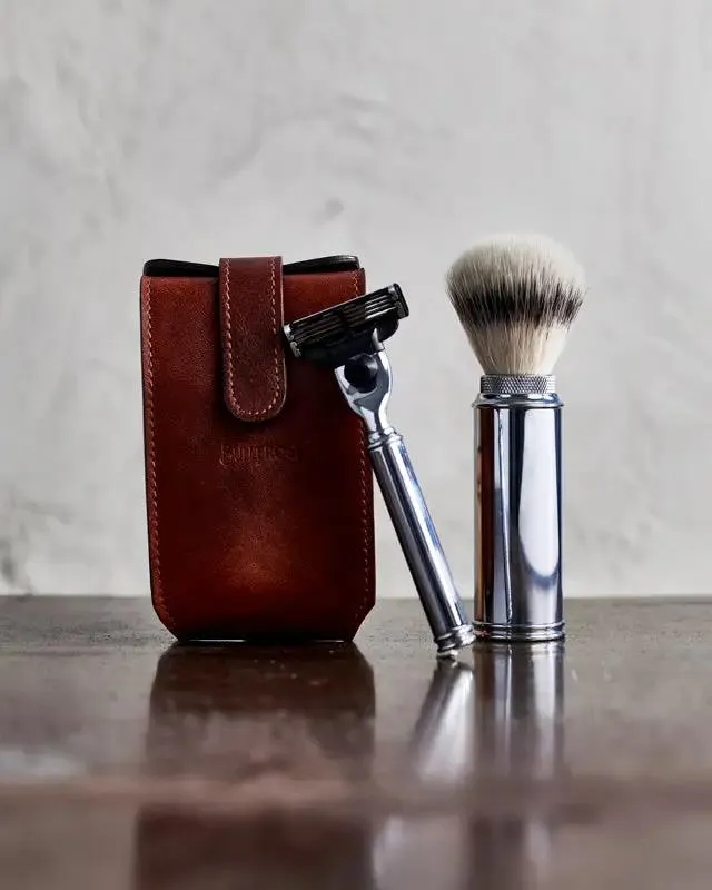 bullfrog-travel-shaving-set image 1